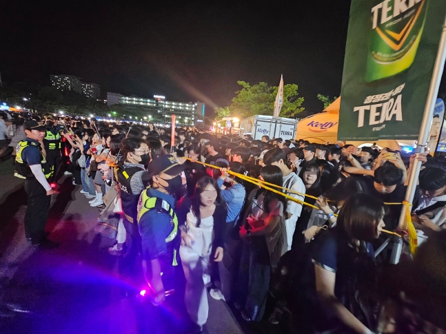 27일 오후 광주 조선대학교 축제장에 4만5000여명의 인파가 몰리면서 혼잡을 빚고 있다. /뉴스1