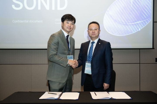소니드는 오중건(왼쪽) 대표와 바오웨이 중국 저장화유리사이클링테크놀로지 대표가 2024년 4월 3일 폐배터리 리사이클링 합작법인 설립을 위한 계약을 체결했다고 밝혔다. /소니드