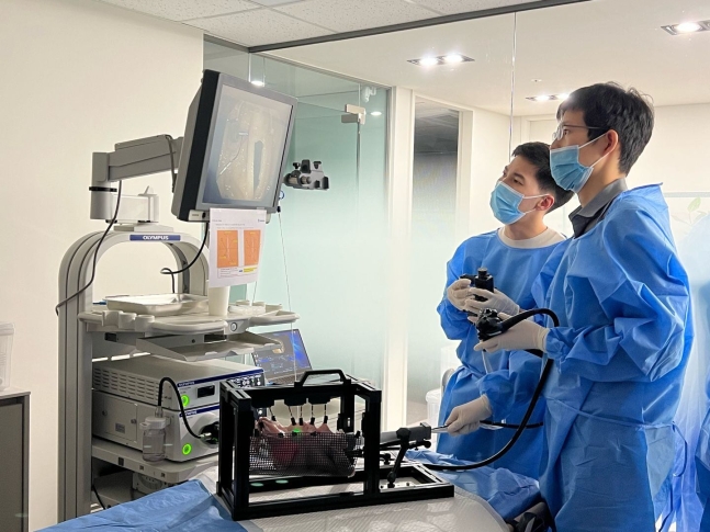 엔도로보틱스 연구진이 내시경 호환형 수술 로봇 실험을 진행하고 있다./엔도로보틱스 제공