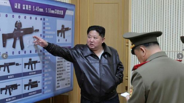 김정은 북한 노동당 총비서가 저격무기를 생산하는 공장을 방문한 모습. /연합뉴스