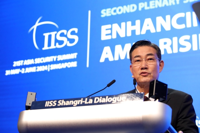신원식 국방부 장관이 1일 싱가포르 샹그릴라 호텔에서 열린 아시아안보회의(샹그릴라 대화)에서 경쟁고조 속 위기관리 역량 강화를 주제로 연설하고 있다. /뉴스1
