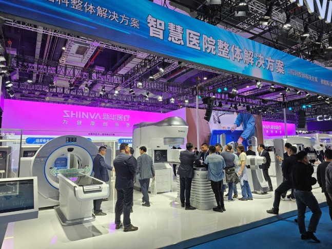 지난 11일 중국 상하이 국가전시컨벤션센터(NECC)에서 제89회 ‘중국 국제 의료기기 전시회(CMEF 2024)’가 열렸다. 중국 중견 의료기기 업체가 전시한 CT와 MRI 의료기기/범부처전주기의료기기연구개발사업단