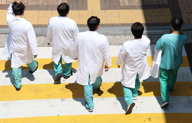 의정갈등이 이어지고 있는 지난달 31일 오전 서울 시내 한 대형병원에서 의료진이 이동하고 있다. /연합뉴스