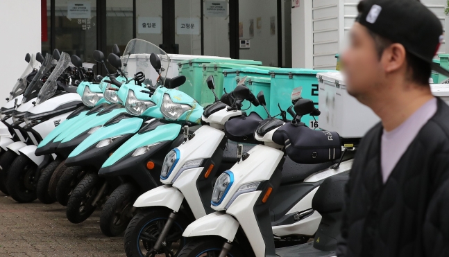 서울 강남구 논현동 배달의 민족 자회사 '딜리버리N' 앞에 오토바이들이 주차되어 있다. /뉴스1