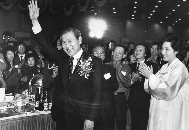 노태우 전 대통령이 지난 1987년 당선 축하연에 참석해 지지들에게 손을 흔들고 있다. /조선DB