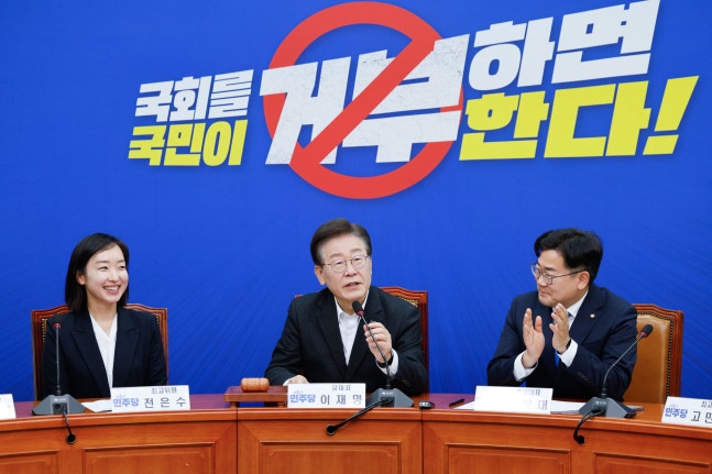 Lee Jae-myung, the representative of the Democratic Party of Korea, introducing senior member Jeon Eun-su in the top committee meeting held at the National Assembly in Yeouido, Seoul on the morning of the 5th. /news1