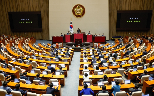 국회의장에 선출된 우원식 더불어민주당 의원이 5일 오후 서울 여의도 국회 본회의장에서 당선인사를 하고 있다. /뉴스1