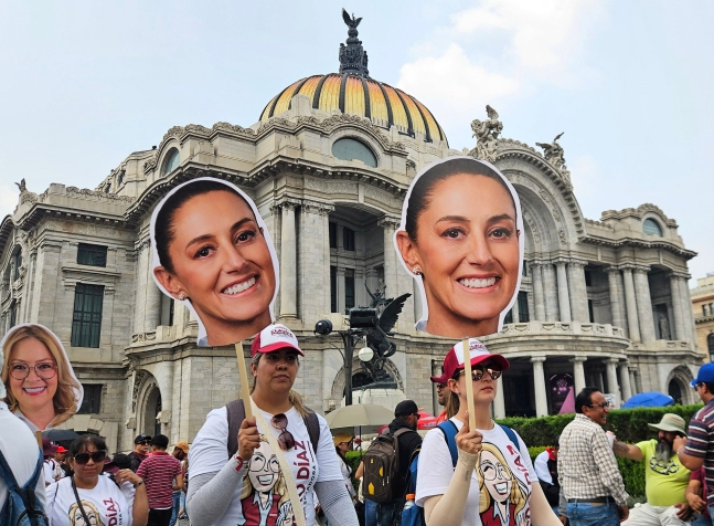 멕시코 대선 유세 마지막 날이었던 지난달 29일(현지시간) 멕시코 멕시코시티 예술궁전(팔라시오 데 베야스 아르테스·Palacio de bellas artes) 앞에서 여당 지지자들이 클라우디아 셰인바움 후보 얼굴 사