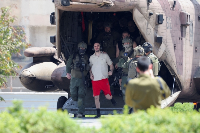 이스라엘군이 8일(현지 시각) 하마스에 인질로 잡혀간 안드레이 코즐로프를 구출한 장면./로이터 연합뉴스