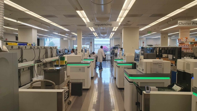 미국 샌디에이고 일루미나 본사의 ILS(Illumina Laboratory Service) 시설. ILS에서는 70여명의 연구인력이 하루에 최대 1만명의 유전체 분석을 일괄 처리할 수 있다./샌디에이고(미국)=유병훈