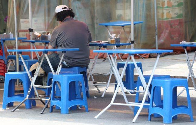 서울 동대문구 경동시장 한 식당 테이블에 손님이 앉아 있다. /연합뉴스