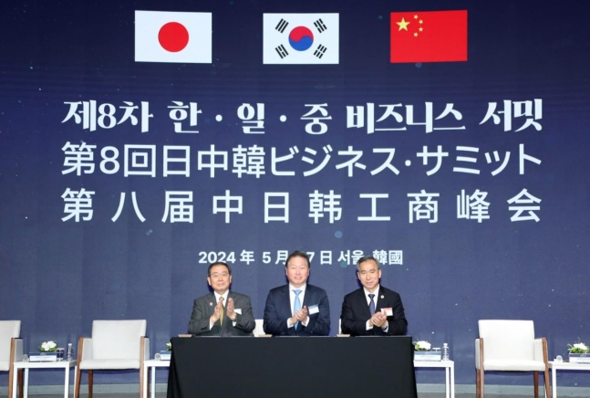 Choi Tae -Won，韓國商會和工業會議委員會（中），Tokura Masakazu日本經濟協會（左）主席和中國國際貿易促進委員會（右）的Runhongbin，在韓國 - 日本大廳舉行的韓國 - 日本商業峰會的CO陳述，上個月在Jung -Gu，Seoul，Seoul，Seoul，Seoul，Seoul，Seoul，Seoul，Seoul，Seoul，Seoul，Seoul，