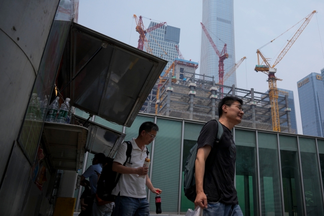 중국 베이징 중앙업무지구에서 빌딩 건축 공사가 이뤄지고 있다. / AP 연합뉴스