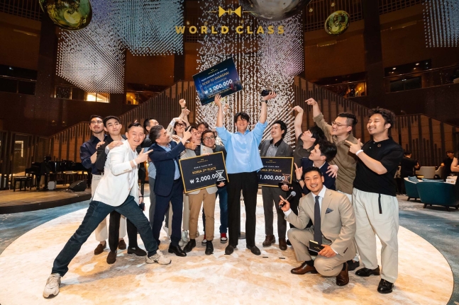 동료들의 축하를 받는 ‘월드클래스 코리아 2024’ 파이널 대회 우승자 김하림(가운데) 바텐더. /디아지오코리아 제공