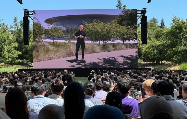 애플이 10일(현지 시각) 미국 캘리포니아주 쿠퍼티노 애플 파크 본사에서 개최한 '연례 세계 개발자 회의(WWDC) 2024'에서 팀 쿡 애플 최고경영자(CEO)가 애플의 AI 기능을 소개하고 있다. /연합뉴스