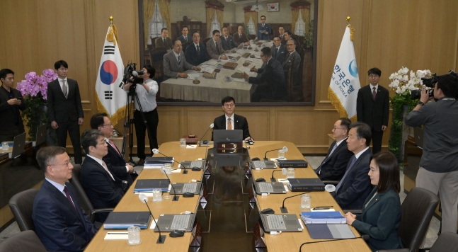 이창용 한국은행 총재가 23일 서울 중구 한국은행에서 열린 금융통화위원회를 주재하고 있다. /뉴스1