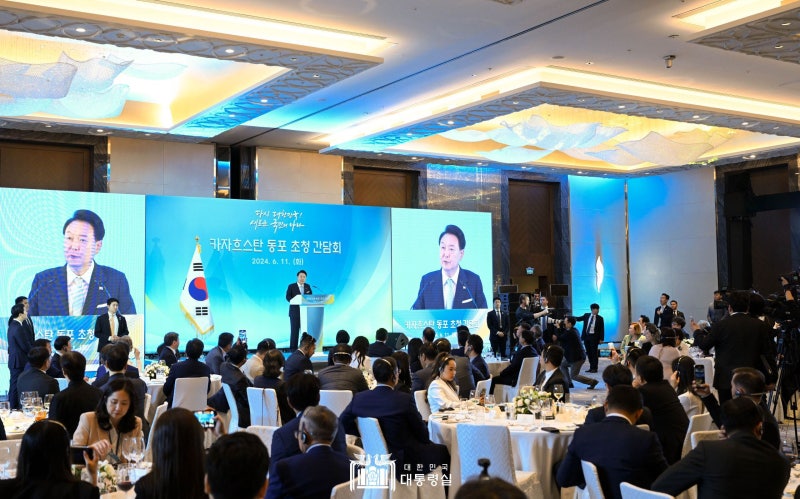 尹 <b>대통령</b>, 카자흐서 <b>고려인 동포</b>들과 간담회... “본국과 유대 강화”
