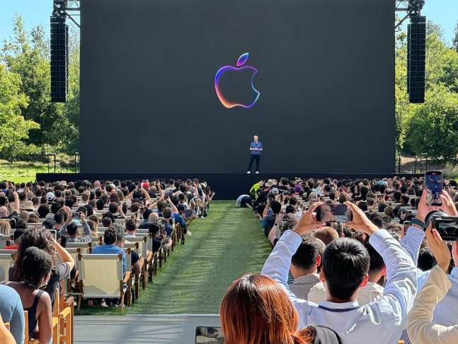 10일(현지시간) 미국 캘리포니아주 쿠퍼티노 애플 파크 본사에서 애플이 개최한 '연례 세계 개발자 회의(WWDC) 2024'가 열리고 있다./연합뉴스