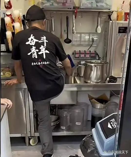 싱크대에서 발을 씻는 중국 밀크티 매장 직원. /중국 소셜미디어 캡쳐