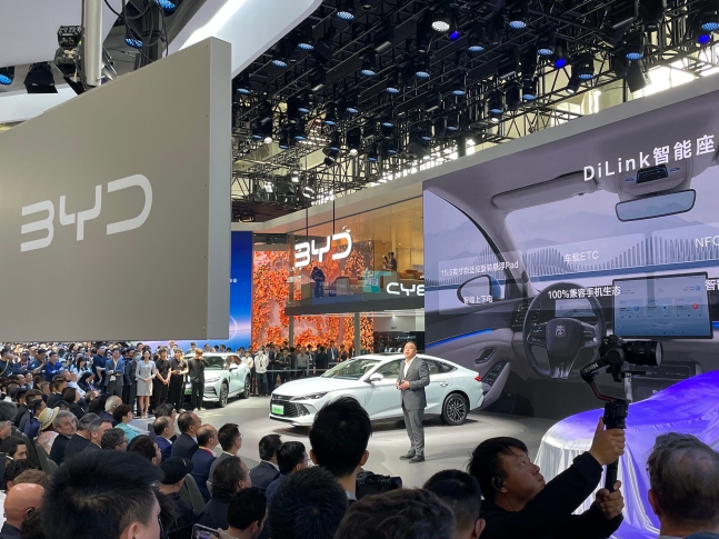중국 베이징 순이구 국제전람센터에서 열린 베이징모터쇼. 중국 최대 전기차 기업 BYD가 신차를 발표하고 있다./이윤정 기자