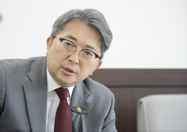 韓國氣象局負責人Yoo Hee -Dong正在採訪首爾氣象局的Chosun Biz。Yoo說“為了成為天氣中最好的發達國家，預言能力很重要”