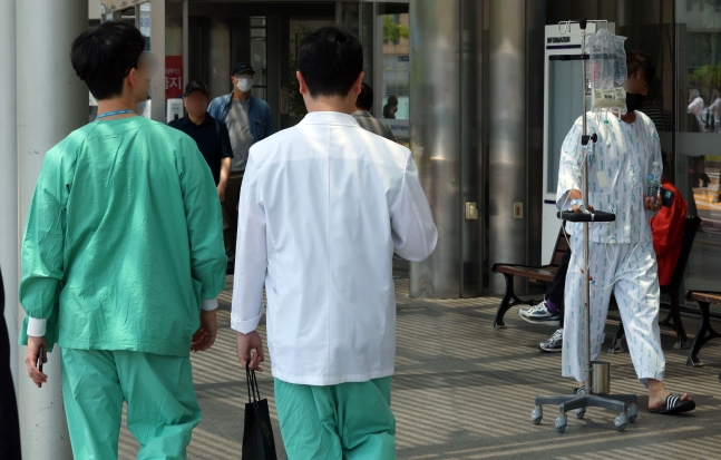정부의 의대 정원 증원에 반발해 전국 수련병원에 사직서를 제출한 전공의를 비롯해 의료계의 집단행동이 이어지고 있는 지난 14일 서울 시내 한 대학병원에서 의료진이 오가고 있다. /뉴스1