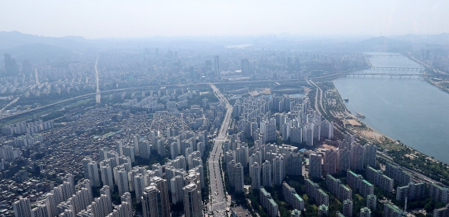 지난 13일 서울스카이 전망대에서 시민들이 서울 송파구 잠실동과 강남구 일대 아파트 단지를 내려다보고 있다. /뉴스1