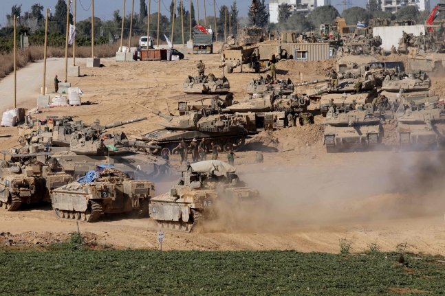 이스라엘군 탱크와 군용 차량들이 5월 29일(현지 시각) 가자지구 국경 인접 지역에 집결해 있는 모습. /AFP