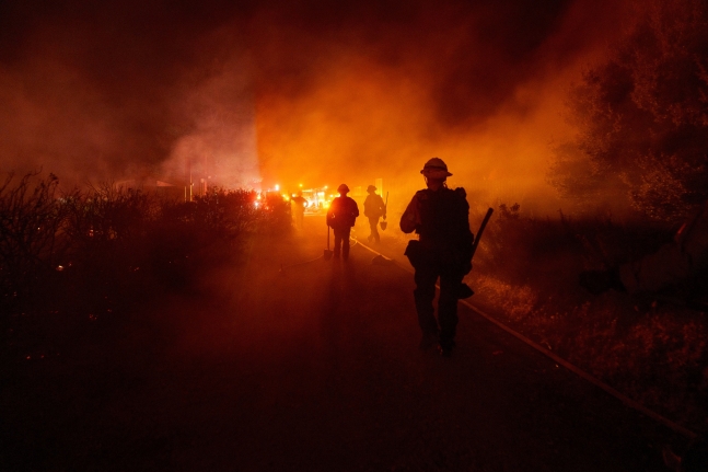 16일(현지시간) 산불과 싸우는 LA 소방관들. AP Photo/Eric Thayer