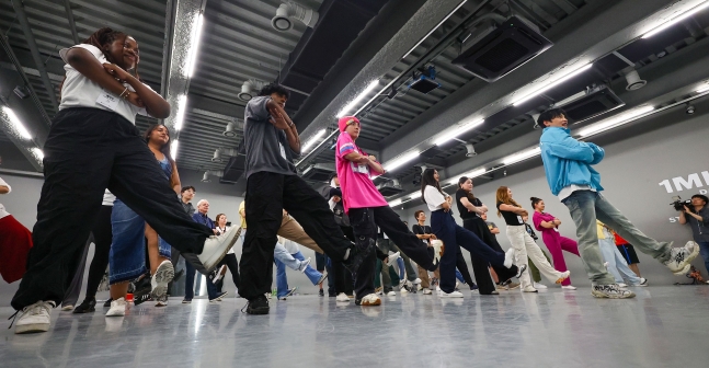 '코리아 인바이트 유' 행사 초청객들이 지난달 21일 오후 서울 성동구 원밀리언 댄스 스튜디오에서 K-팝 댄스 클래스를 수강하고 있다. /연합뉴스