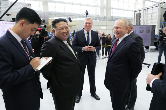 김정은 북한 노동당 총비서가 지난해 9월 러시아 아무르주에 있는 보스토치니 우주기지에서 블라디미르 푸틴 러시아 대통령을 만났다. / 뉴스1