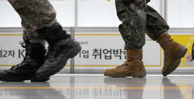 지난 2022년 11월 서울 강남구 코엑스에서 열린 '2022 제2차 KB굿잡 우수기업 취업박람회'를 찾은 군인 장병들이 발걸음을 옮기고 있다. 기사와는 직접 관련 없는 사진. /뉴스1