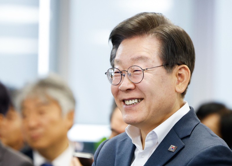 <b>이재명</b>, ‘언론은 <b>애완견</b>’ 발언에 “일부 언론 행태 비판”
