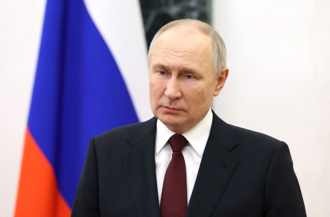 블라디미르 푸틴 러시아 대통령이 '특수작전부대의 날'을 맞아 모스크바 크렘린궁에서 화상연설을 하는 장면을 러시아 국영통신 스푸트니크가 27일(현지시간) 오전 공개했다. 푸틴 대통령은 이 영상에서 러시아 총참모부 소속