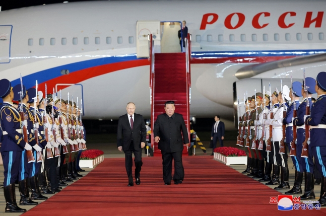 블라디미르 푸틴 러시아 대통령이 19일 새벽 북한 평양 공항에 도착해 김정은의 환영을 받고 있다. / 조선중앙통신 로이터 
