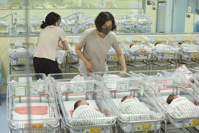 저출생 문제가 심각해 정부가 대책에 고심인 가운데 19일 인천 미추홀구 아인병원에 마련된 신생아실에서 신생아들이 휴식을 취하고 있다. /뉴스1