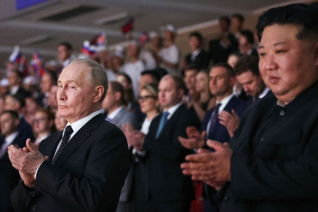 블라디미르 푸틴 러시아 대통령과 김정은 북한 국무위원장이 19일 공연을 보고 있다. /AFP 연합뉴스