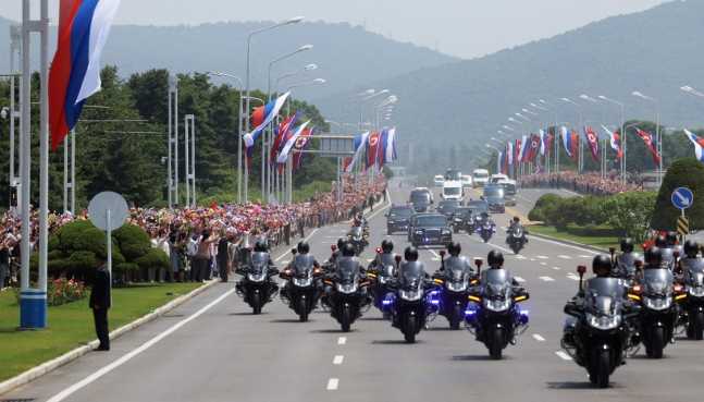 평양 시민들이 19일 북한을 국빈 방문한 블라디미르 푸틴 러시아 대통령을 환영하고 있다. /스푸트니크 제공