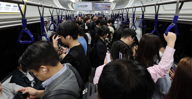 지난 4월 30일 오전 서울 지하철 4호선이 출근하는 시민들로 붐비고 있다. /뉴스1