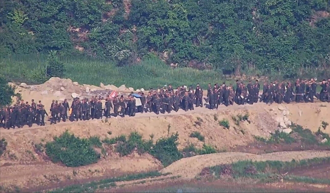  대규모 북한군이 전선지역에 투입된 모습 .(합참 제공)/뉴스1