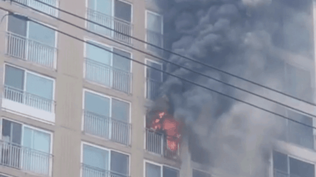 지난 20일 오후 1시 20분쯤 서울시 강남구 역삼동의 한 아파트 10층에서 발생한 화재 모습. /독자 제공