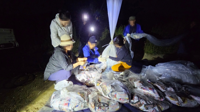 탈북민 단체 겨레얼통일연대 회원들이 지난 7일 밤 강화도에서 대북 전단을 살포하는 모습. /제공=겨레얼통일연대 
