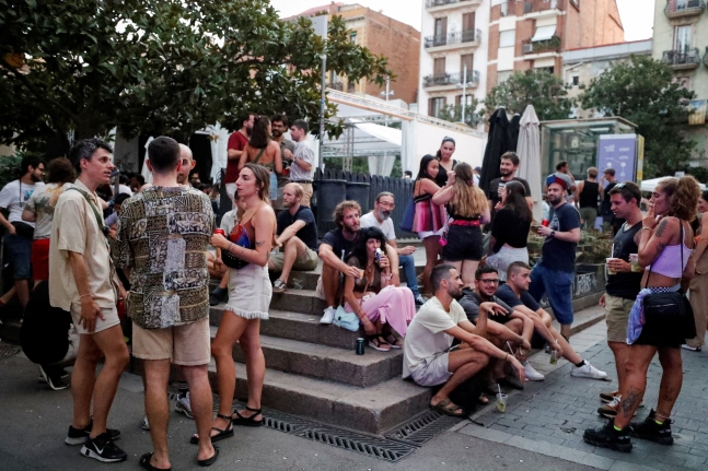 지난해 8월 스페인 바르셀로나 명품거리 그라시아 인근에서 관광객들이 모여있는 모습. /로이터 연합뉴스