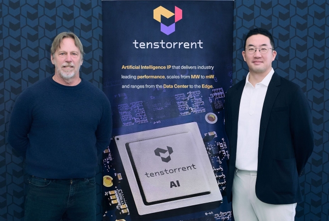 구광모 LG 대표(오른쪽)가 미국 실리콘밸리에서 AI 반도체 설계 업체 '텐스토렌트'의 CEO '짐 켈러'와 기념사진을 촬영하고 있다. /LG 제공