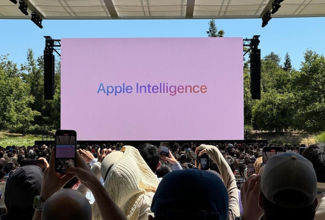 애플이 지난 10일(현지 시각) 미국 캘리포니아주 쿠퍼티노 애플 파크 본사에서 개최한 '연례 세계 개발자 회의(WWDC) 2024' 모습. 애플은 최근 메타의 인공지능(AI) 모델을 애플 인텔리전스에 적용하는 방안에