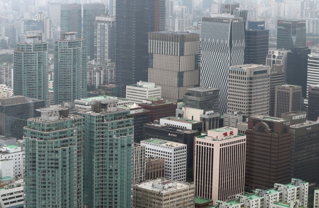 서울 여의도 63빌딩에서 바라본 여의도 전경. 주요 증권사 빌딩이 보인다./뉴스1