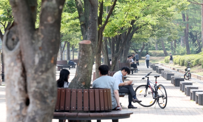 지난 11일 서울 영등포구 여의도공원에서 시민들이 나무 그늘 아래 휴식을 취하고 있다. /뉴스1