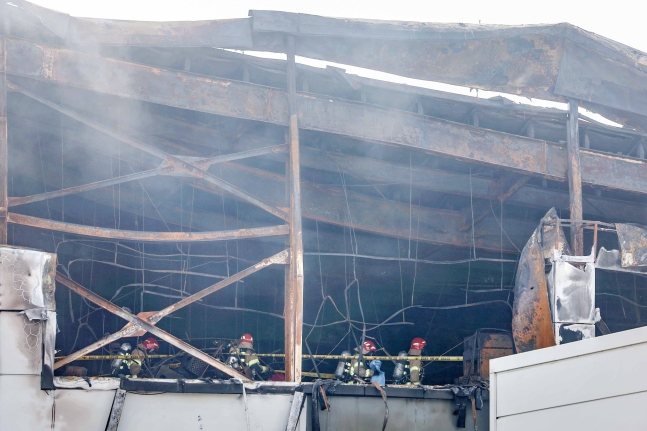 24일 경기 화성시에 위치한 일차전지 제조 공장 아리셀에서 발생한 화재 현장에서 소방대원들이 희생자 수색에 나서고 있다. /뉴스1