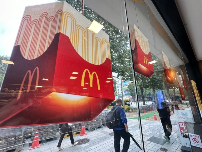 서울 시내 한 맥도날드 유리 벽에 감자튀김 형상 게시물이 붙어있는 모습. /뉴스1