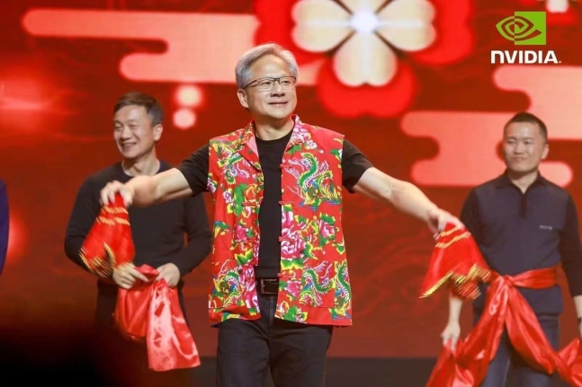 올해 초 중국 지사를 방문해 임직원들과 춤을 추고 있는 젠슨 황 엔비디아 최고경영자(CEO).